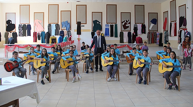 Cumhuriyet Bilgi Evi'nde kursiyerlere belgeler verildi