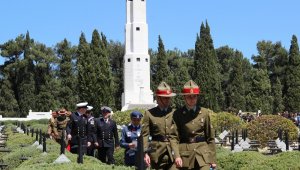 Fransız ve Helles anıtlarında anma töreni