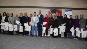 Genç kursiyerleri sertifikalarını aldı