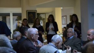 Huzurevine bağışta bulunanlara plaket verildi