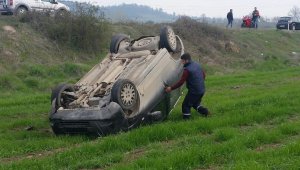 Kamyonet buğday tarlasına devrildi: 1 yaralı