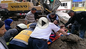 Kültür Sarayı duvarı iş makinesinin üzerine devrildi.. İŞTE O ANLAR...