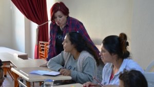 Romanlar okuma yazma öğreniyor