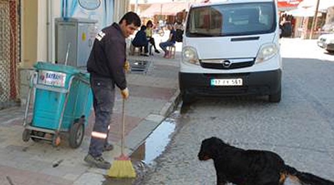 Temizlik İşçisi Bulduğu Cüzdanı Sahibine Teslim Etti