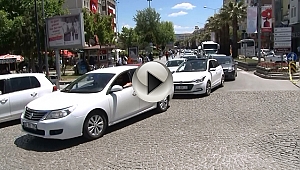Çanakkale'de tatilci yoğunluğu devam ediyor. Uzun kuyruklar oluştu.