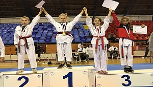 Çanakkaleli Taekwondocu İrem Dinç okullar arası Taekwondo şampiyonasında altın madalya aldı