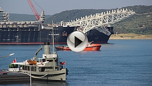 Dev gemi Çanakkale Boğazı'ndan geçti