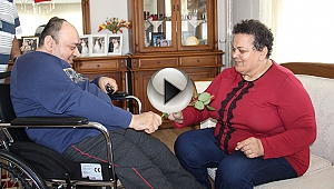 Engelli oğluna 44 yıldır özenle bakıyor