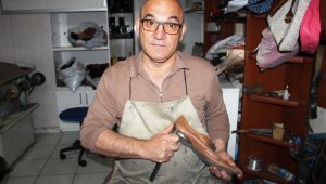 Eski ayakkabılara yeniden hayat veriyor