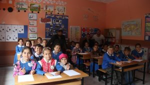 İnternet fenomeninden köy okuluna yardım