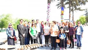 Kadın eli değiyor Biga renkleniyor