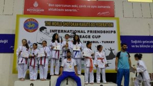 Karateciler madalyalarla döndü