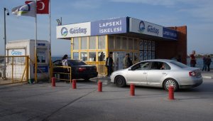 Lapseki'de feribot iskelesinde araç kuyruğu