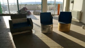 Lise öğrencileri geri dönüşüm malzemelerinden mobilya yaptı