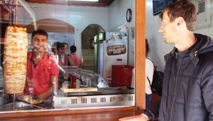 Lokantada yemek yiyenlere hasretle bakıyor