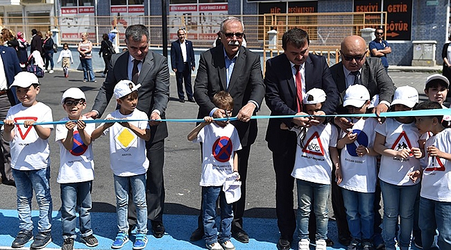 Minik Öğrenciler Trafik Eğitimine Dikkat Çekti