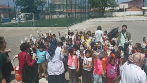 Öğrenciler köy meydanında çöp topladı