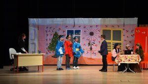 Ortaokul öğrencilerinden tiyatro gösterisi