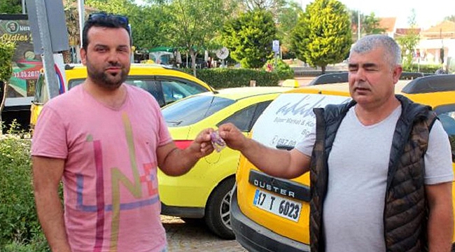 Taksiciden örnek davranış...