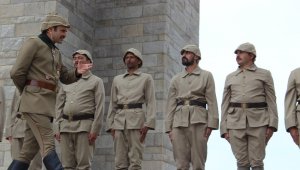 Tarihi alanlarda, tarihi canlandırıyorlar