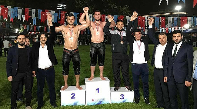 Umurbeyli güreşçiler Mustafakemalpaşa,Kağıthane ve Silivri Yağlı güreşlerinde kürsüde"