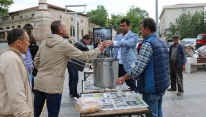 Vatandaşa sıcak süt ikramı