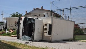 Ayvacık'ta kamyonet devrildi: 1 yaralı