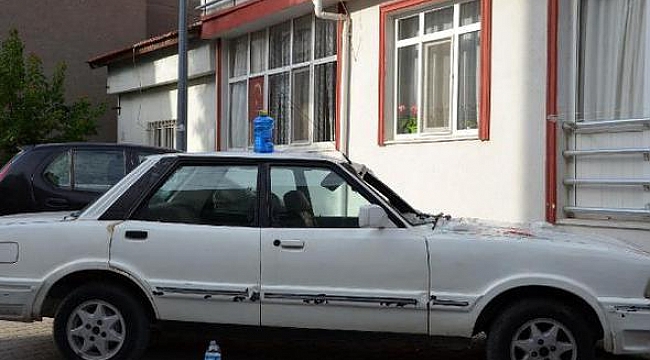 Beşinci kattaki evinin balkonundan otomobilin üzerine düştü!