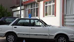 Beşinci kattaki evinin balkonundan otomobilin üzerine düştü!