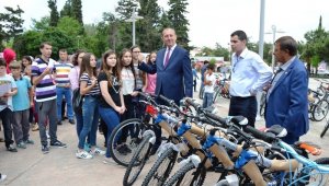 Biga Belediyesinden karne hediyesi