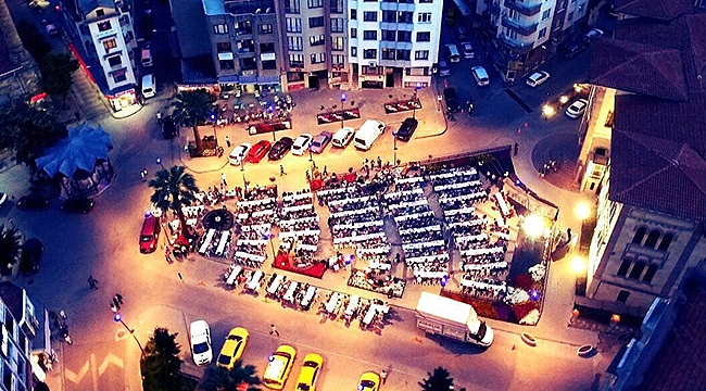 Cumhuriyet Meydanı'nda iftar sofrası