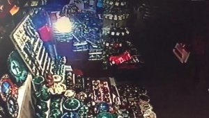 Deprem anı güvenlik kamerasında