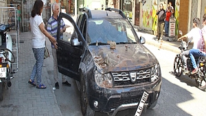 Depremde, Eski Binadan Kopan Parça Otomobilin Üzerine Düştü...