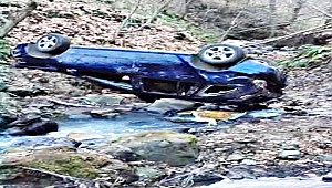 Direksiyon hakimiyetini kaybeden sürücü dereye uçtu.