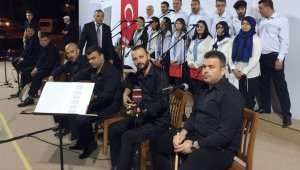 Fabrikada motivasyonu artırmak için koro kurdular