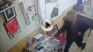 Güpegündüz Hırsızlık Yaptı, Elini Kolunu Sallaya Sallaya Giren Hırsız Güvenlik Kameralarına Yakalandı. İşte O Anlar...