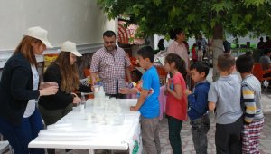 Kitap fuarında öğrencilere süt ikramı