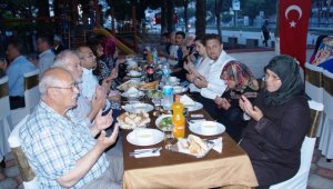 Lapseki'de gazi ve şehit ailelerine İftar verildi