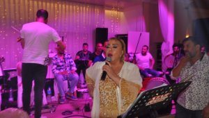 Mine Koşan Biga'da düğünde sahne aldı