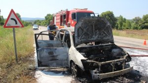 Seyir halindeki otomobil alev aldı