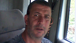 Takla atan otomobilin altında kalarak yaşamını yitirdi.