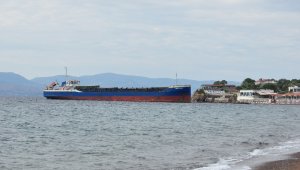 Yük gemisi plajda karaya oturdu