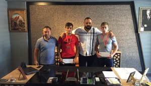 Başarılı güreşçilerden güreş ağasına ziyaret