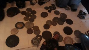 Bulduğu tarihi top mermisini keserken patlamada ölen adamın evinden onlarca tarihi eser çıktı