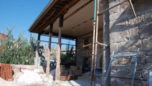 Cami taşları üzerine devrildi