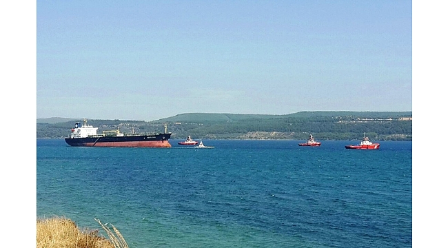 Çanakkale Boğazı'nda karaya oturan tanker kurtarıldı