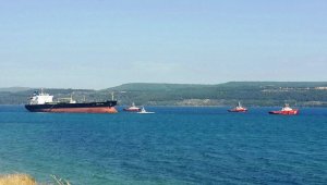 Çanakkale Boğazı'nda karaya oturan tanker kurtarıldı