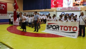 Güreşçiler, 15 Temmuz Şehitleri için mindere çıktı