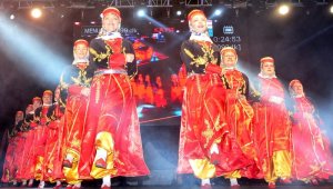 Lapseki kiraz festivalinde halk oyunları gösterisi