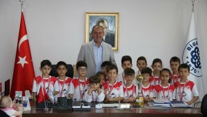 Minik karateciler madalya ile döndü